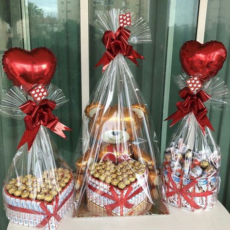 Boyfriend Basket, Valentines Gift For Boyfriend Baskets, Chocolate Flowers Bouquet, Chocolate Bouquet Diy, Candy Bouquet Diy, Valentine Gift Baskets, Idee Babyshower, Valentine's Day Gift Baskets, Valentines Balloons