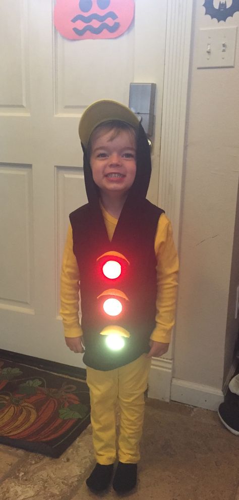 Homemade traffic light Halloween costume. Stop Light Costume, Traffic Sign Costume, Light Costume Diy, Traffic Light Costume, Fancy Dress Ideas For Kids, Traffic Light Party, Underground Party, Light Costume, Fancy Dress Ideas