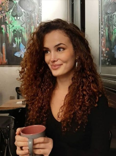 Curly Balayage Hair, Curly Natural Curls, Pelo Color Vino, Curly Hair Advice, Copper Brown Hair, Light Auburn Hair, Dark Auburn Hair, Red Hair Looks, Cinnamon Hair