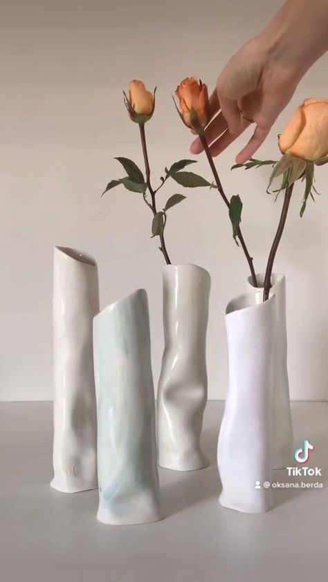 Clay Crafts Vase, Cute Clay Vase, Ceramic Handmade Ideas, Ceramic Decoration Ideas, Clay Art Ideas Sculpture, Poterry Clay Ideas, Cool Ceramics Projects, Cool Pottery Ideas, Ceramica Gres Ideas