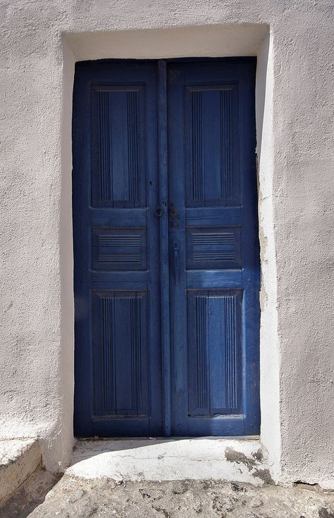 Typical blue wooden door  Oia, Santorini. Greece Blue Feeds, Navy Girl, Blue Aura, Everything Is Blue, Kitchen Door, House Exteriors, Images Esthétiques, Blue Door, Naha