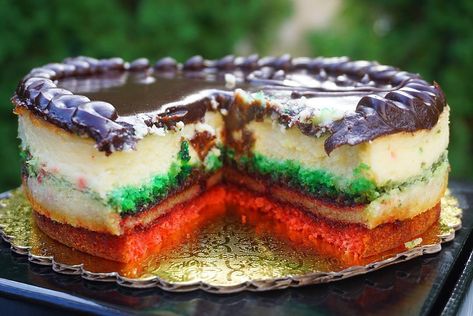 Rainbow Cookie Cheesecake... yes it does exist from @LaRomaPastryShop. Rainbow Cookie Cake, Italian Rainbow Cookies, Cookie Cheesecake, Rainbow Cookie, Crumb Cake Recipe, Dessert Recipies, Cookie Cakes, Cinnamon Roll Cake, Rainbow Cookies