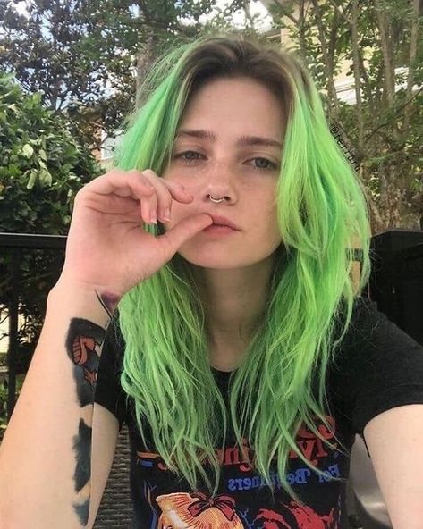 Neon Green Hair, Soft Grunge Hair, 90s Grunge Hair, Short Grunge Hair, Hair Streaks, Short Hair Color, Hair Color Blue, Scene Hair, Dye My Hair