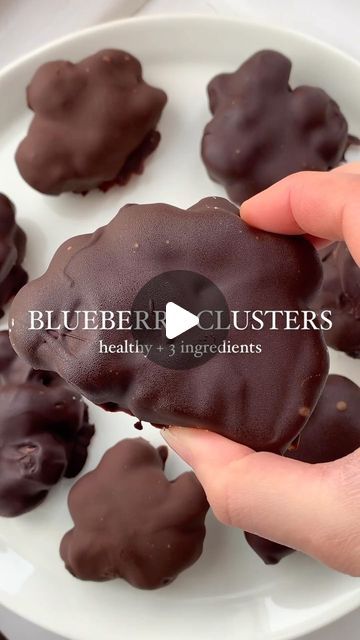 Sandra | Healthy Recipes on Instagram: "Blueberry clusters 🫐

This is the perfect spring/summer dessert! It is fresh and delicious and you just need 3 ingredients!

Ingredients:
Blueberries
Plain yoghurt
Dark chocolate

Directions:
Mix blueberries and yoghurt. 

Line a flat plate with baking paper and spoon the mixture in clusters onto the baking paper. Place this into the freezer for 1 hour until hardened.

Coat the clusters with melted dark chocolate. Leave in the fridge for 10 min. 

Enjoy 💙

#blueberry #darkchocolate #blueberryclusters #healthysnack #healthyrecipe #healthydessert #ﬁtness" Blueberry Clusters, Coconut Yoghurt, Quick Treats, Raw Desserts, Paper Place, Summer Dessert, Baking Paper, Quick Snacks, Tasty Recipes