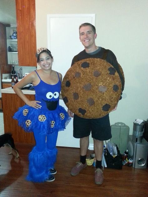 Cookie Monster and a cookie. #halloween #couplescostume #cookiemonster Monster Costume Diy, Cookie Monster Halloween Costume, Monster Cookies Halloween, Diy Costumes Men, Cookie Halloween, Cookie Monster Costume, Teacher Costumes, Halloween Couple, Couple Costumes