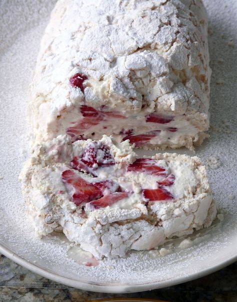 Strawberry Meringue Roulade (drizzle with melted chocolate) Meringue Roulade, Roulade Recipe, Strawberry Meringue, Raspberry Meringue, Cake Strawberry, Elegant Desserts, A Piece Of Cake, Piece Of Cake, Cake Roll