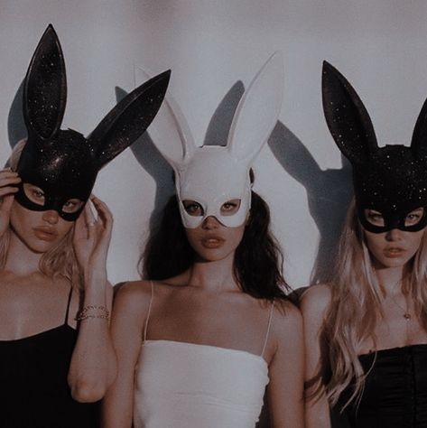 The Mask Costume, Bunny Mask, Royal Elite, Quinn Fabray, Best Friends Aesthetic, Fantasias Halloween, Blackest Knight, Best Friend Goals, Bunny Ears