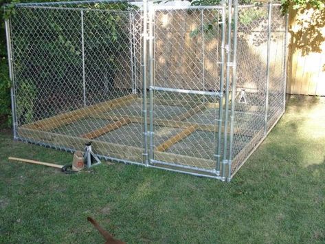 Outdoor Dog Kennel Ideas, Dog Kennel Roof, Backyard Dyi, Dog Kennel Ideas, Dog Kennel Flooring, Chicken Pens, Kennel Ideas Outdoor, Cheap Dog Kennels, Dog Friendly Backyard