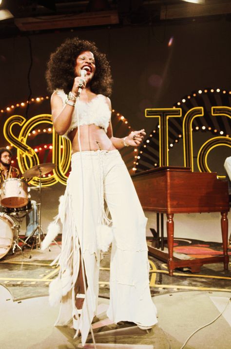 Old Ads and Mags! - superseventies:   Chaka Khan performing with Rufus... Soul Train Fashion, 70s Black Fashion, Soul Train Party, Chaka Khan, 70s Inspired Fashion, Soul Train, 70s Outfits, Vintage Black Glamour, Donna Summer