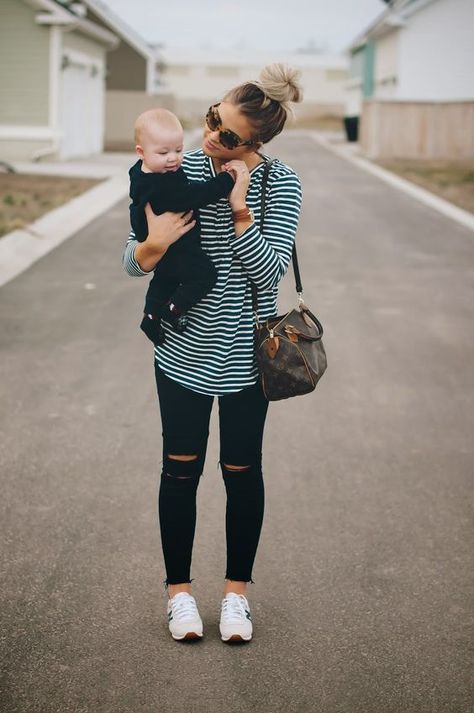 Outfits For Mums-28 Fashionable Clothes for Mothers This Year Young Mom Outfits, New Mom Outfits, Stylish Mom Outfits, Pregnant Outfit, Tennis Shoes Outfit, Mommy Outfits, Casual Outfits For Moms, Casual Fridays, Mum Fashion