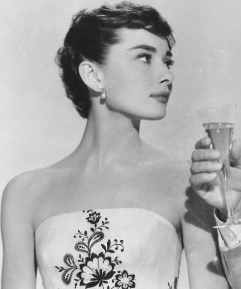 Audrey Hepburn Pfp, Pfp Aesthetic, American Fashion, Audrey Hepburn, Celebrities, Black