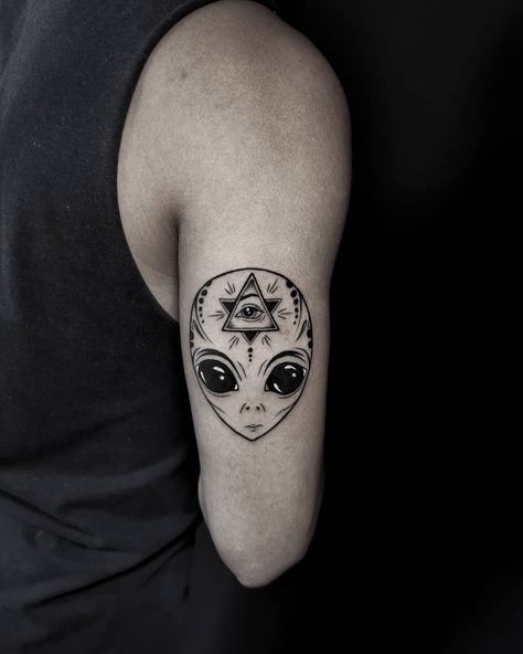 Alien Tattoo Ideas, Tattoo Ideas Aesthetic, Alien Tattoos, Spaceship Tattoo, Ufo Tattoo, Health Tattoo, Hand And Finger Tattoos, Graffiti Tattoo, Sharpie Tattoos