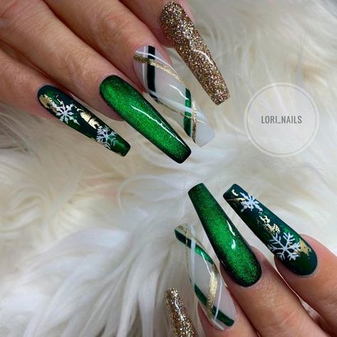 Long Nail Designs Christmas, Fall/christmas Nails, Christmas Green Nail Designs, Green Nails Christmas Holidays, Fall Nails With Bling, Green Christmas Nails Holidays, Emerald Green Christmas Nails, Green Plaid Nails, Christmas Plaid Nails