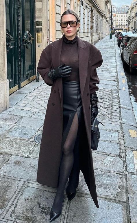 Gloves Outfit, Girly Fits, Brown Outfit, Fall Winter Wardrobe, Black Gloves, Fashion 2024, Brown Coat, Coat Outfits, Mode Inspo