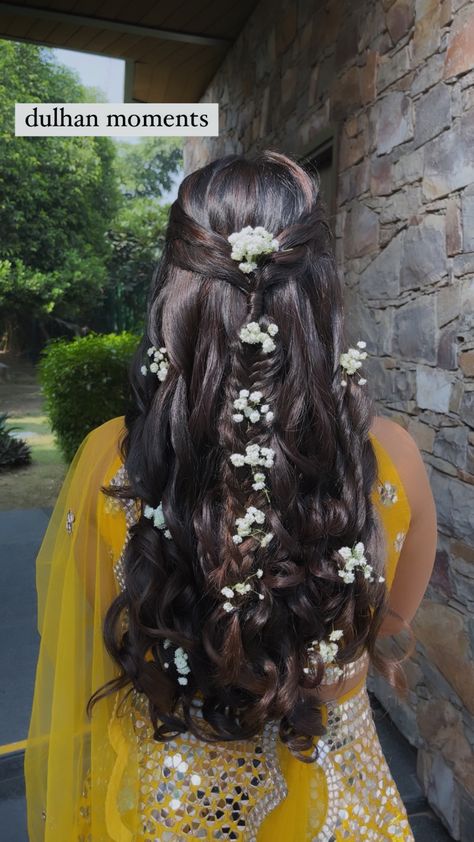 Mehendi bridal hairstyle with luscious curls and small braids with white flowers put beautifully Hairstyle With White Flowers, Mehendi Braid Hairstyles, Braid Hairstyles With Flowers Indian, Desi Hairstyles With Flowers, Floral Half Up Half Down Hair, Hair Braids With Flowers, Long Hairstyles With Flowers, Bengali Wedding Hairstyles, Flower Braid Indian