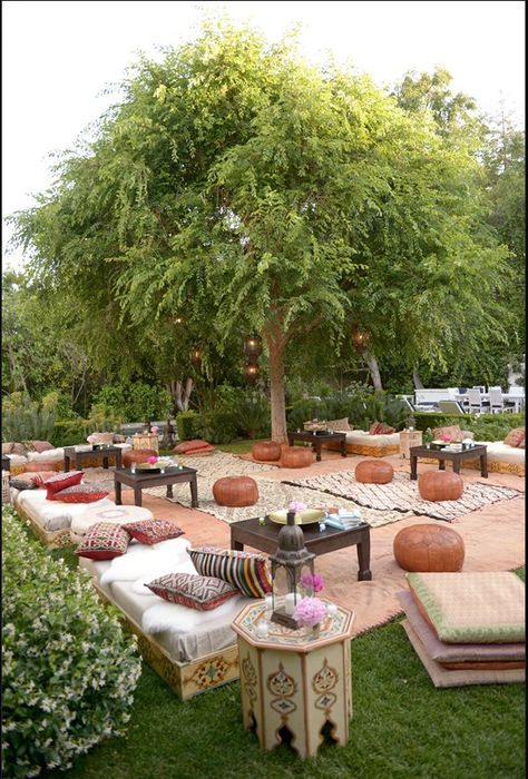 Who wants throw a Moroccan themed party? Need to do this one day! Meja Outdoor, Dekorasi Maroko, Moroccan Theme Party, Party Seating, Moroccan Theme, Outdoor Seating Area, Boho Party, Low Tables, Backyard Party