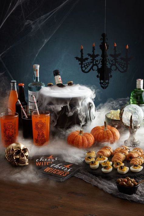 How To Throw A Halloween Party, Halloween Treat Table, Halloween Table Decor, Halloween Party Table, Table Halloween, Halloween Decoration Ideas, Halloween Entertaining, Halloween Decor Ideas, Halloween Party Dinner