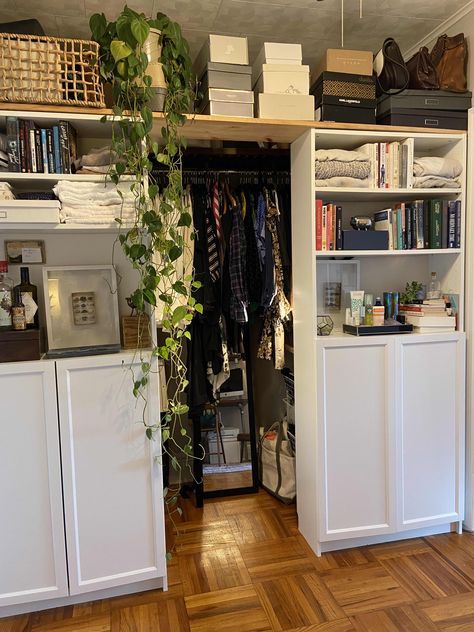 See Jocelyn's 700-Square-Foot Townhouse (terraced house) in New York from the Small/Cool Contest | Apartment Therapy Billy Bookshelves, House In New York, New York Townhouse, Chic Shack, Apartment In New York, Functional Wardrobe, Stylish Alphabets, Retro Room, He Lives