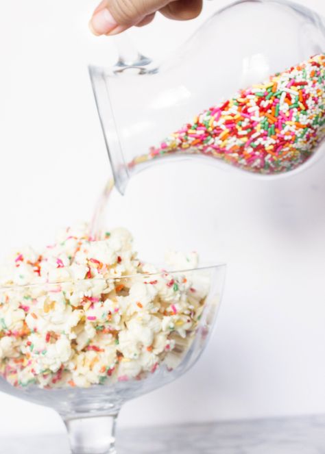 Every party should have sprinkles – lots and lots of sprinkles. So this sprinkle party popcorn recipe is going to come in very handy. Did you know that sprinkles were… Sprinkles Party, Sprinkles Birthday Party, 4de Verjaardag, Doughnut Party, Party Popcorn, Donut Themed Birthday Party, Sprinkle Shower, Sprinkle Party