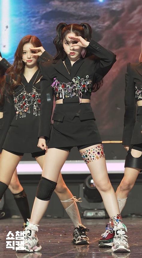 Nmixx O.o Stage Outfits, Nmixx Concert Outfit, Nmixx Stage Outfits, Stage Outfits Black, Nmixx Outfits, Kpop Concert Outfit, Preformance Outfits, Stage Outfit, Concert Fits