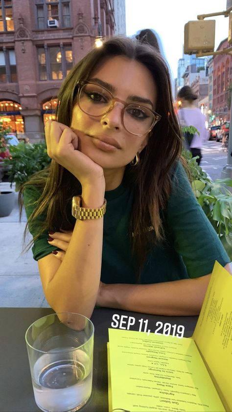 Emily Ratajkowski Glasses, Womens Glasses Aesthetic, Eye Glasses Inspiration, Classy Eyeglasses Women, Glasses Frames For Women Brunette, Oversize Glasses Frames Woman, Emrata Glasses, Fashionable Glasses For Women, Glasses Aesthetic Women