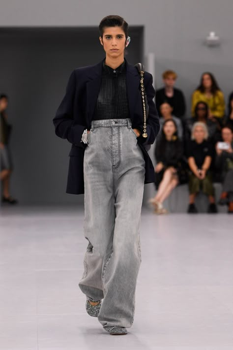 Loewe Outfits Women, Loewe Street Style, Smart Casual Work Outfit Spring 2024, Ss 2024 Fashion Trends, Rtw 2024, Spring 2024, Casual Chic Summer Outfits 2024, Ss 2024, Ss24 Fashion Trends