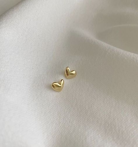 Simple Earing Designs Gold, First Earrings Studs, Cute Earrings Aesthetic Stud, Silver Earring Studs, Earing Studs Simple Gold, Heart Earrings Aesthetic, Aesthetic Gold Earrings, Rings Aesthetic Gold, Cute Earrings Aesthetic