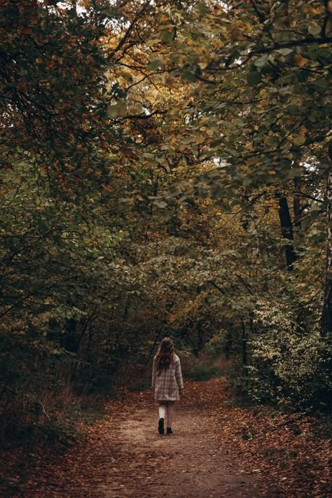 Moody Fall Photos, Portrait In The Woods, Autumn Shooting Photo Ideas, Autumn Photoshoot Ideas Inspiration, Woodsy Photoshoot, November Photography, Autumn Aesthetic Photography, Autumn Session, Autumn Photography Portrait