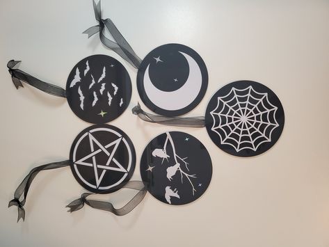 Goth Ornaments Diy, Spooky Christmas Ornaments, Popsicle Ornaments, Christmas Creepy, Chrismas Diy, Gothic Xmas, Hail Santa, Christmas Tree Inspo, Spooky Christmas