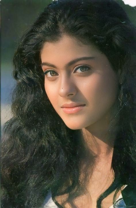 Kajol Image, Kajol Saree, Sketching Pencil, Drawing Portraits, Bridal Sarees South Indian, Self Photography, Movie Inspired Outfits, Actress Images, Mexican Women