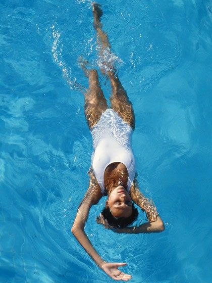 Best Bodies, Woman Swimming, Swimming Photography, Swimming Women, Pool Poses, Pool Photography, Underwater Painting, Pool Fashion, Photographie Inspo