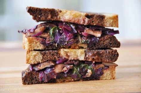 Blue Cheese Sandwich, Winter Sandwiches, Reuben Sandwich Recipe, Reuben Sandwich, Vegetarian Sandwich, Vegan Sandwich, Cheese Sandwich, Vegan Condiments, Veggie Burger