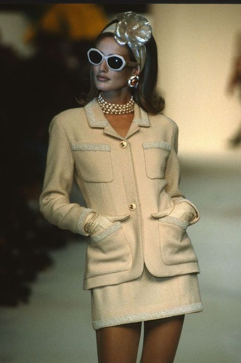 Channel Fashion Show, Chanel Ready To Wear, Karen Mulder, Chanel Fashion Show, Chanel Runway, 90s Runway Fashion, Mode Chanel, Runway Outfits, Chanel Jacket