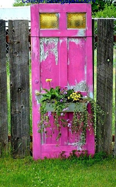 Garden Diy Decoration Ideas, Driveway Fence, Salvaged Doors, Wood Pile, Doors Repurposed, Wooden Door Design, Fence Landscaping, Pallet Garden, Outdoor Paint