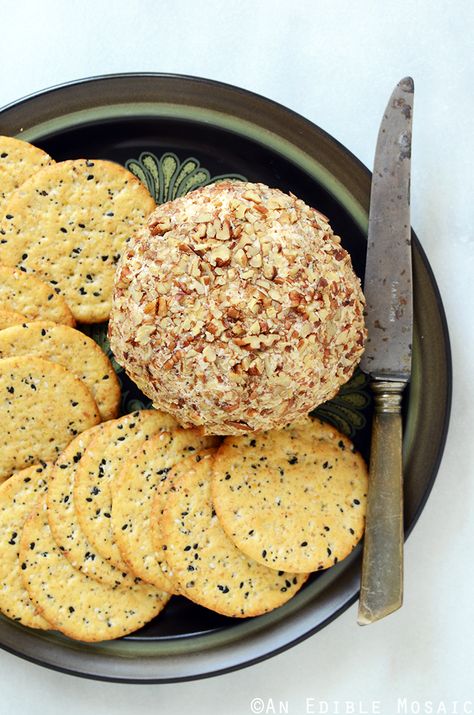 French Onion Cheese Ball, Onion Cheese Ball, French Onion Soup Cheese, Soup Cheese, Cheddar Cheese Ball, Aged Cheese, Easy Cheese, Foodie Crush, Cheese Ball Recipes