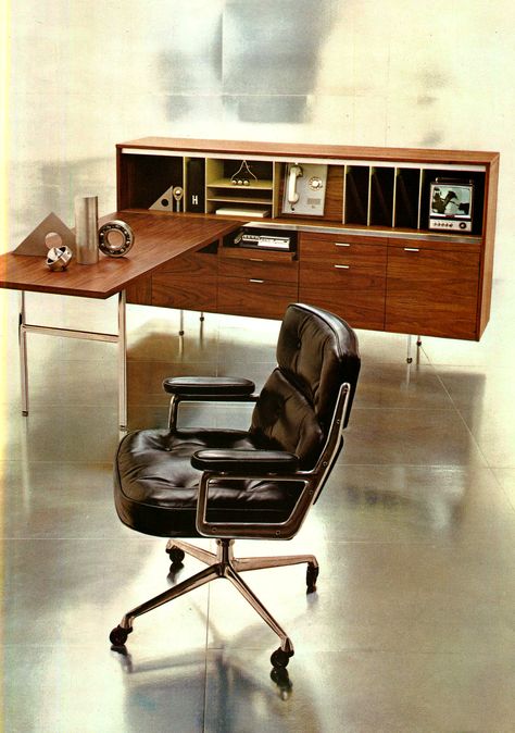 #Eames Executive Chair and a George Nelson receptionists desk by @hermanmiller