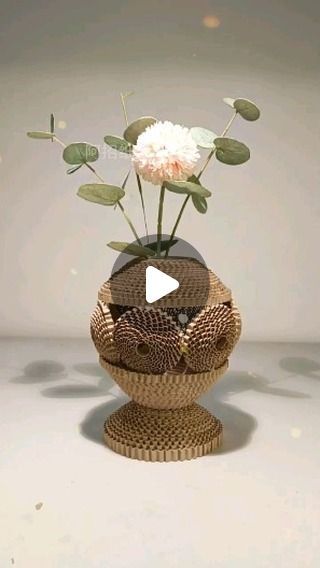 Ideas Con Carton Manualidades, Card Board Crafts Diy Ideas, Cardboard Flower Vase, Cardboard Box Diy, Cardboard Ideas, Vase Crafts, Corrugated Paper, Card Board, Paper Diy