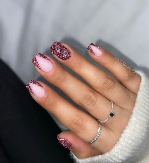 Nail Idea Summer, Nail Design Winter, Nail Art Heart, Nail 2023, Unghie Sfumate, Unghie Nail Art, Heart Nail, Christmas Gel Nails, Glitter Gel Nails