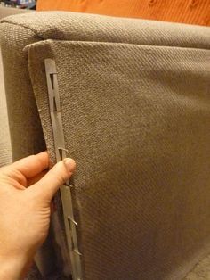 d i y d e s i g n: How to Re-Upholster a Sofa Re Upholster Couch Diy, Reupholster Couch, Diy Furniture Upholstery, Furniture Reupholstery, Diy Furniture Ideas, Milan Furniture, Reupholster Chair, Furniture Fix, Reupholster Furniture