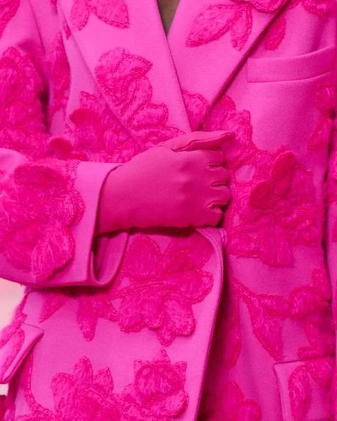 Valentino Fall 2022, 2023 Vogue, I Believe In Pink, Pink Vibes, Everything Pink, Fall 2022, Mode Inspiration, Wear Pink, Fashion Details