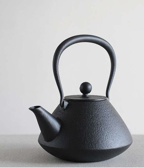 Cast Iron Kettle, Tea Culture, Object Lessons, Teapots And Cups, Tea Art, Tea Tray, Japanese Ceramics, Japanese Tea, Nagoya