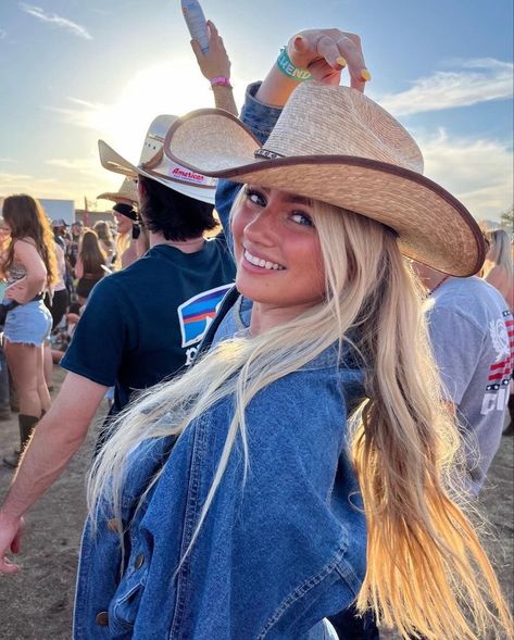 Levi Jeans Outfit Country, Coastal Cowgirl Lifestyle, Cute Country Concert Pictures, Papas And Beer Rosarito Outfit, Cowgirl Cocktail Attire, Country Concert Picture Ideas Solo, Rodeo Pictures Ideas, Cute Country Pictures, Country Concert Instagram Pictures