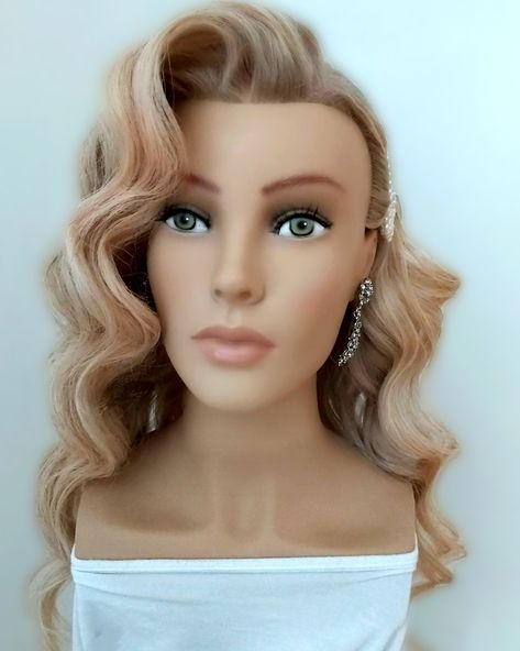 Hollywood Curls Pinned To The Side, 1950s Waves Hair, Bridal Hair Square Face, Vintage Hollywood Wedding Hair, Hollywood Curls With Bangs, Glamour Waves Hair, Hollywood Waves With Braid, Old Fashion Curls, Holiwood Wave Hair