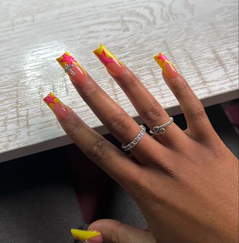 Y2k Nails Yellow, Brown And Yellow Nails, Yellow Star Nails, Pink And Yellow Nail Designs, Yellow And Pink Nails, Star Girl Nails, Pink And Yellow Nails, Border Nails, Rock Star Nails