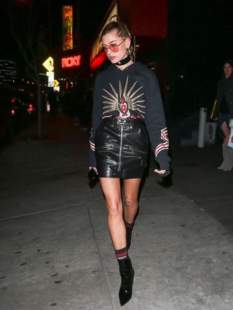 Hailey Baldwin Style, Model Street Style, Style Rock, Hipster Outfits, Rocker Style, Rocker Chic, Style Punk, Sweatshirt Outfit, Hailey Baldwin