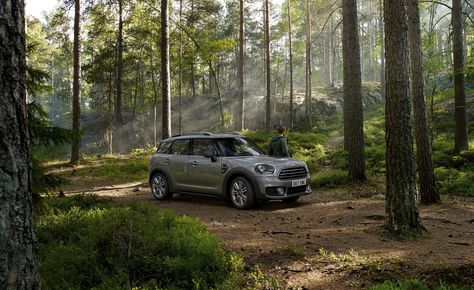 2018 MINI models will be getting more standard features like rear-view cameras and parking sensors starting this summer. Mini Cooper 4 Door, New Mini Countryman, Mini Cooper Countryman, Cooper Countryman, Crossover Suv, John Cooper Works, Car Inspiration, Mini Countryman, Bmw Models