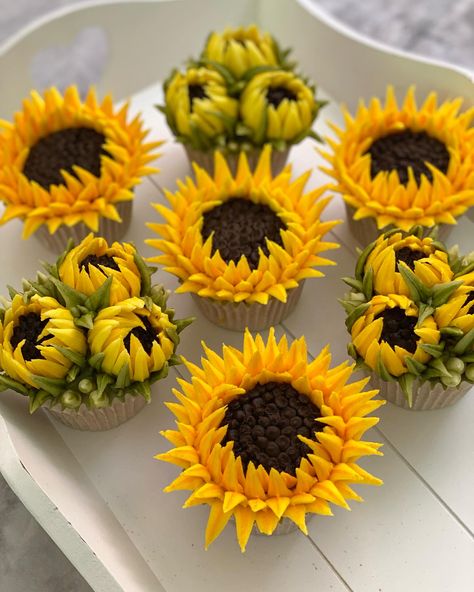 Fall Cupcakes Decoration, Sunflower Birthday Cakes, Cake Autumn, Flower Piping, Sunflower Cupcakes, Decorated Cupcakes, Cupcake Bouquets, Piping Flowers, Fall Cupcakes