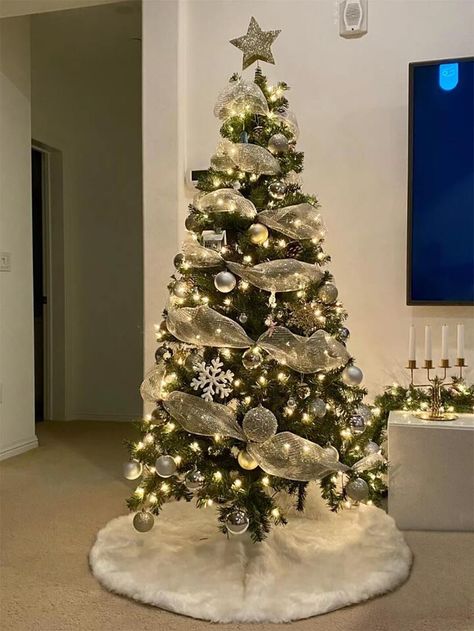 Hold And White Christmas Tree, Sliver White Christmas Tree Decor, White Decoration Christmas Tree, White Decor Christmas Tree Ideas, Christmas Trees With White Decorations, Shein Christmas Decor, Cute Christmas Tree Ideas Themed, White Decor Christmas Tree, Christmas Tree Champagne Color