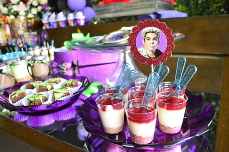 Long Live Elizabeth | CatchMyParty.com Descendants Snack Ideas, Descendants Food Ideas, Descendants Party Ideas Food, Descendants Party Food, Descendants Birthday Party Ideas, Descendants Party Ideas, Disney Party Games, Descendants Party Ideas Birthdays, Birthday Event Ideas