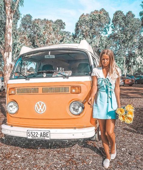 Volkswagen Minibus, Bus Girl, Vintage Vw Bus, Combi Volkswagen, Combi Vw, Bus Life, Vw Vintage, Hippie Van, Hippie Life